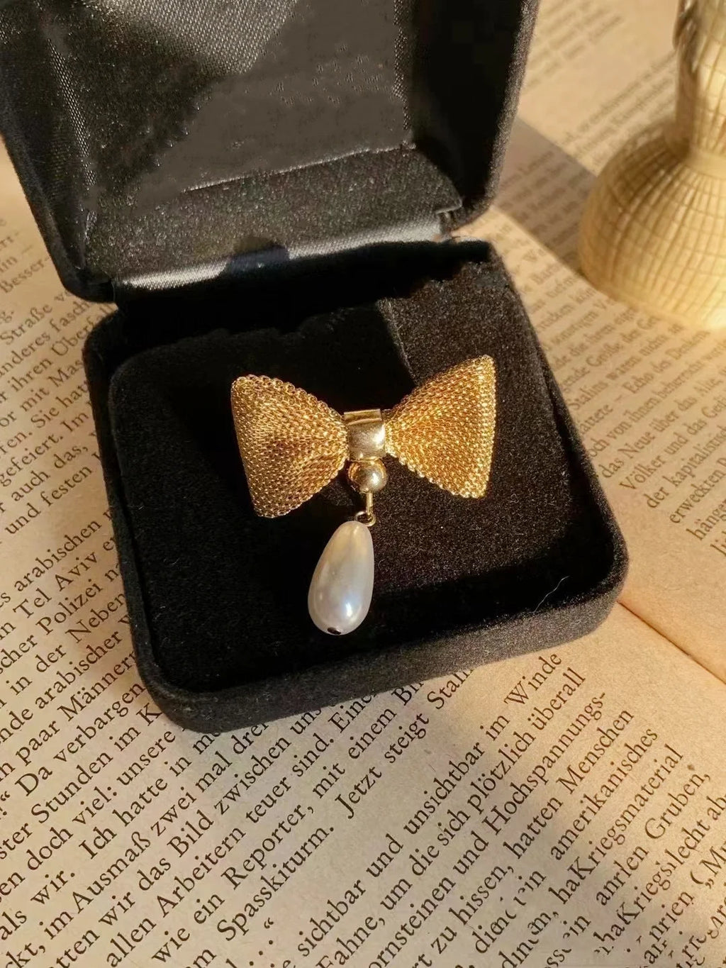 The famous designer's new copper Du true European and American French water drop pearl bow vintage earrings
